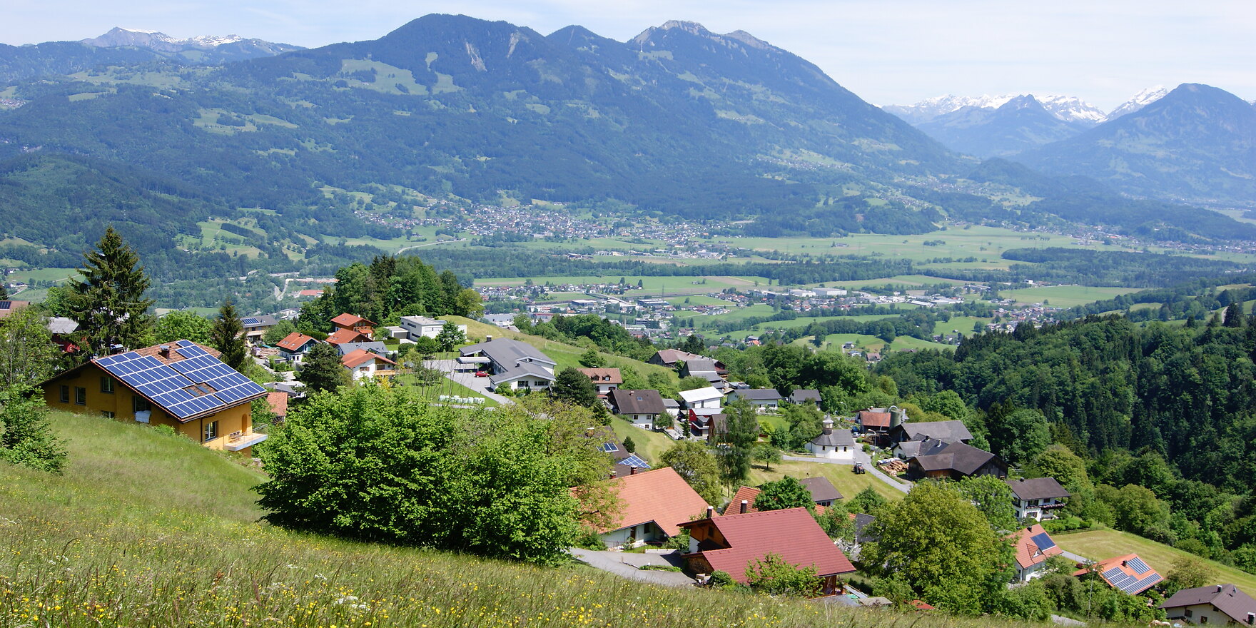 Amerlügen – Dorf über dem Walgau mit Bergpanorama im Sommer